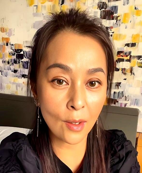 何音再婚那年，47岁，她老公许云帆，38岁。
她把黄志忠捧红了，他却跟别人传起了