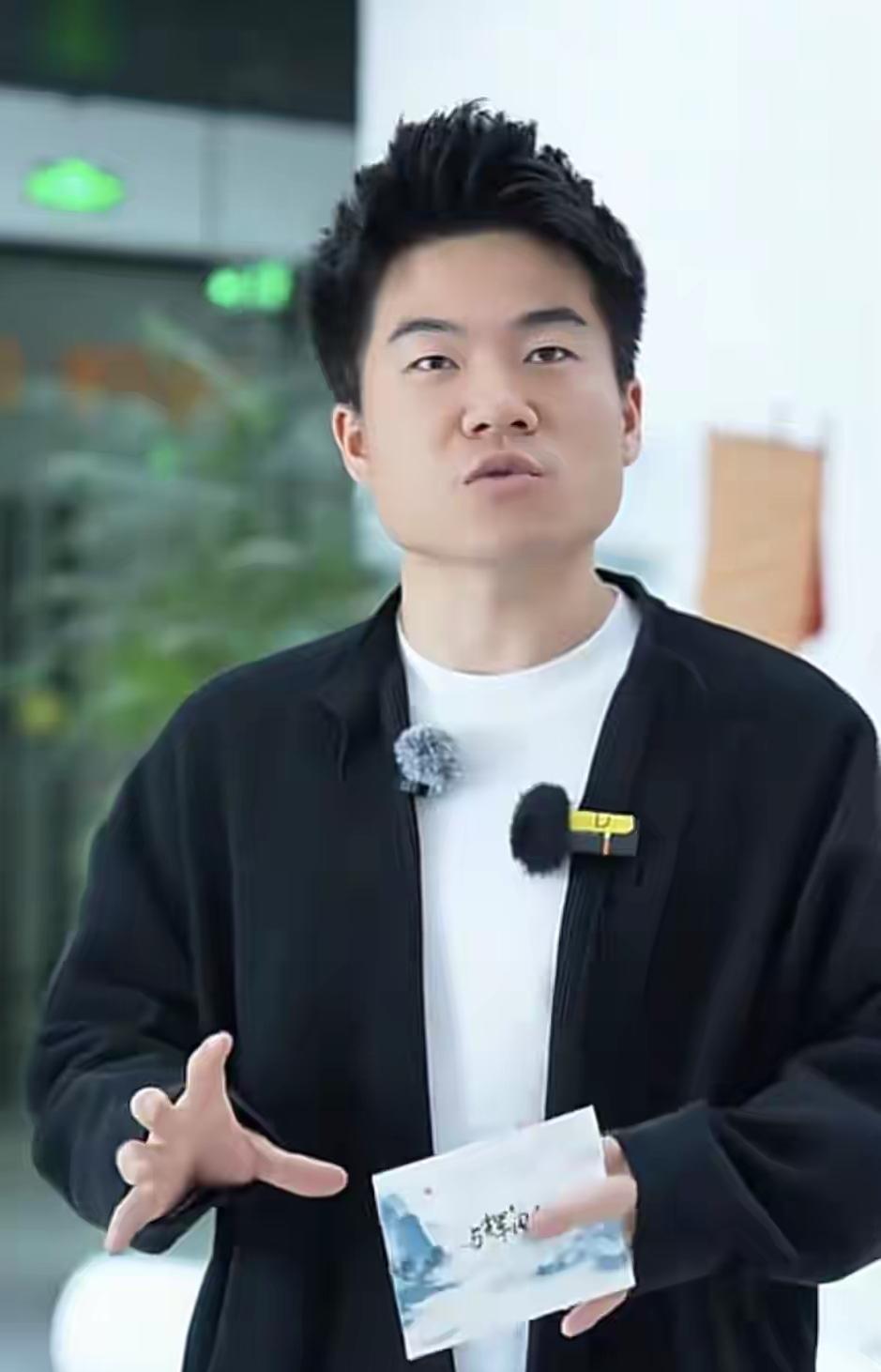 直播间黑粉刷屏“衣冠禽兽”，董宇辉眯眼笑了：“明朝官服绣禽兽，一品文官仙鹤，二品