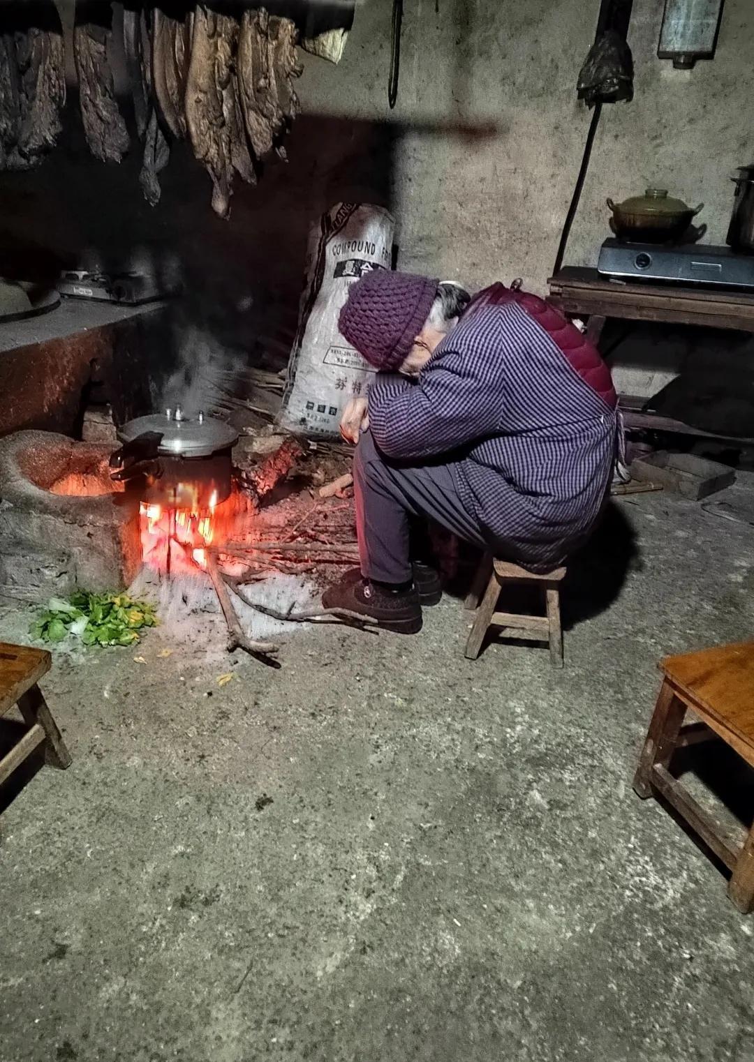 我小时候住在外婆家，和我外婆一起睡，每天七点不到就已经上床休息了，边看老电视机放