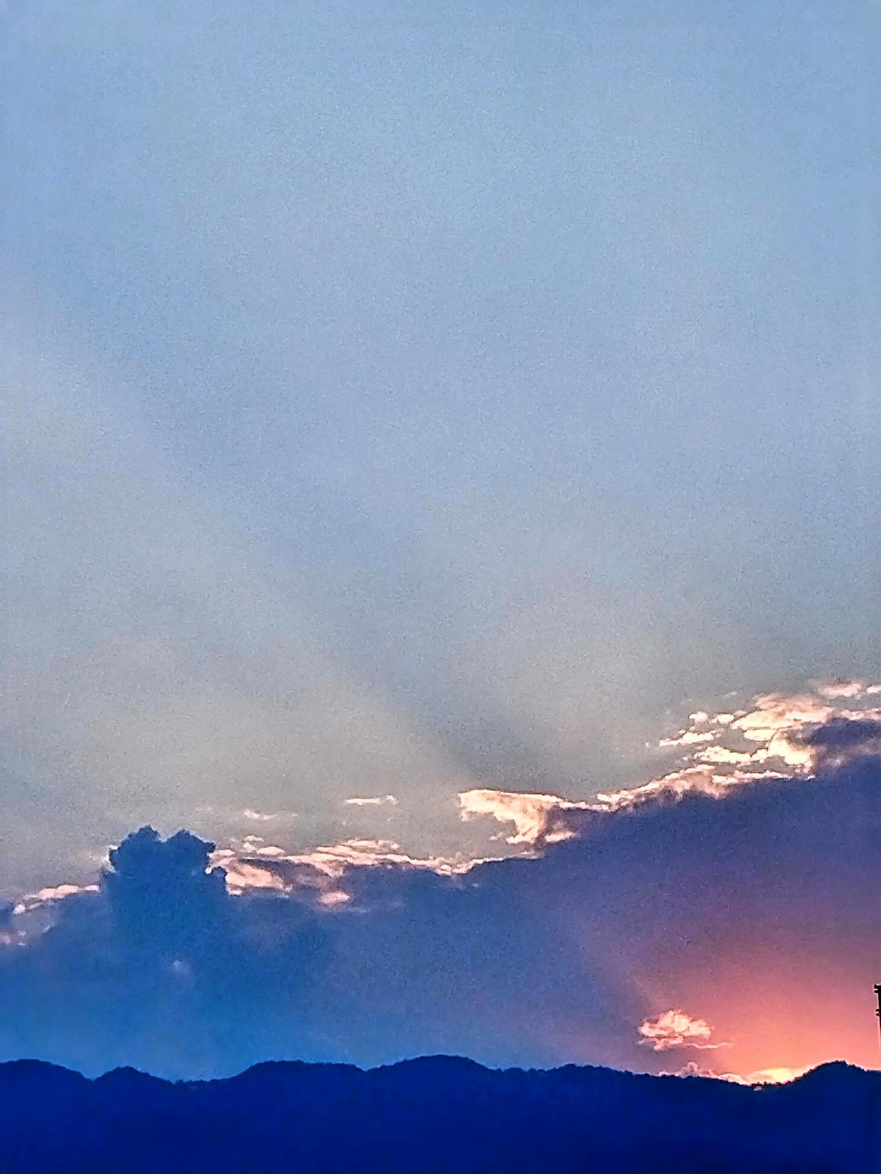 夕阳西下，云霞映照，静谧美丽。