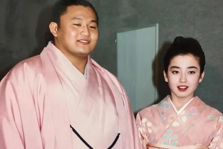 [微风]为什么很多漂亮的日本姑娘，都争着要嫁给非常肥胖的相扑运动员？
 
日本顶