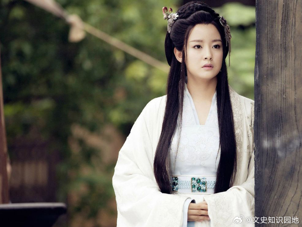 三国 255 年，孙权小女儿孙鲁育即将被斩。行刑前，她悲愤地质问亲姐姐孙鲁班：“