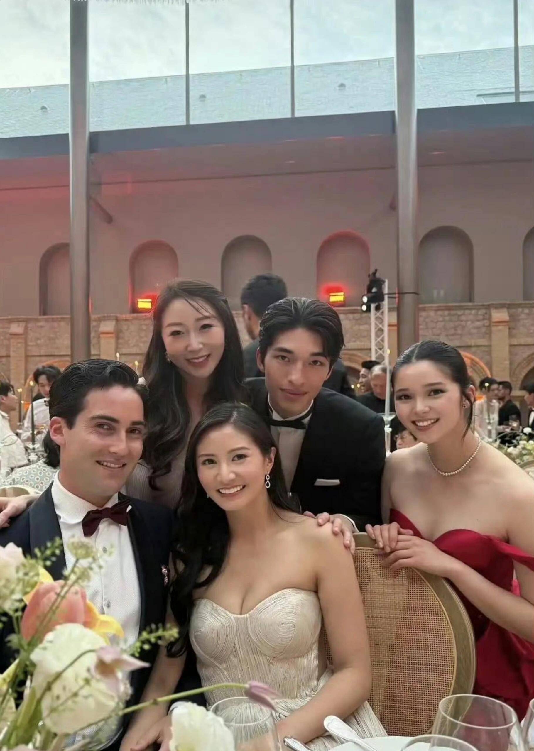 💙何猷君伴郎之一是雅诗兰黛继承人何猷君婚礼伴郎团气质果然都好老钱啊伴郎之一是雅