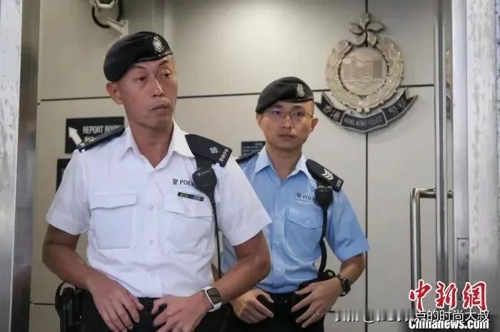 香港警察的枪都换我们自己的了，我觉得他们这身衣服也有必要改一改！