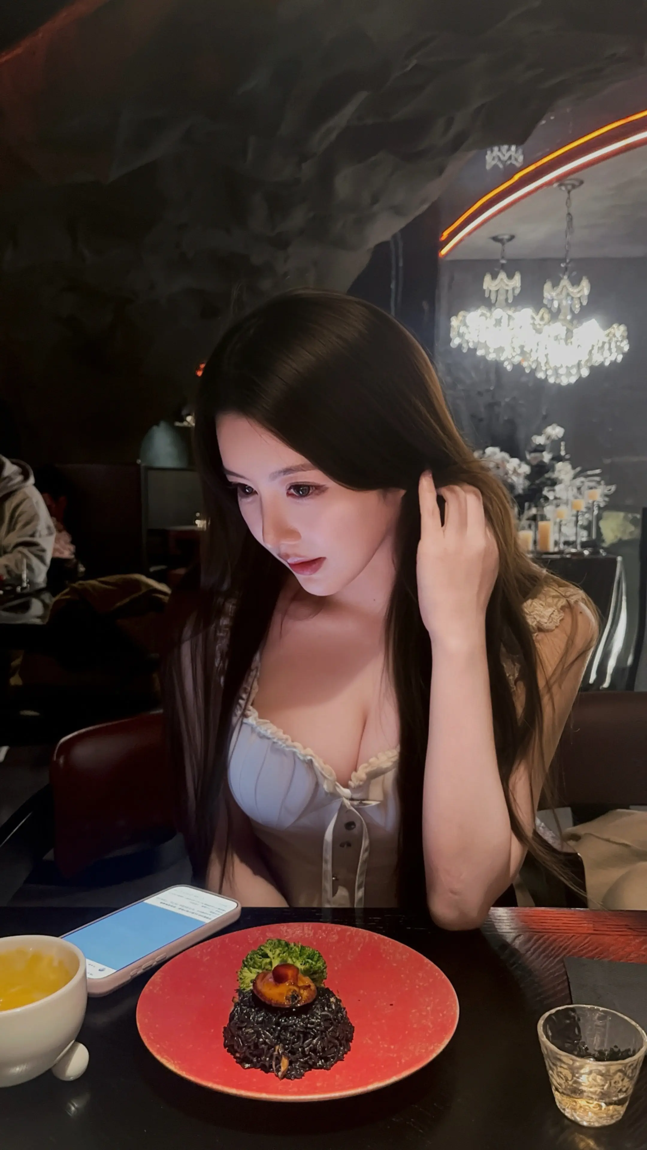 人总是因为片刻的幸福而原谅所有痛苦