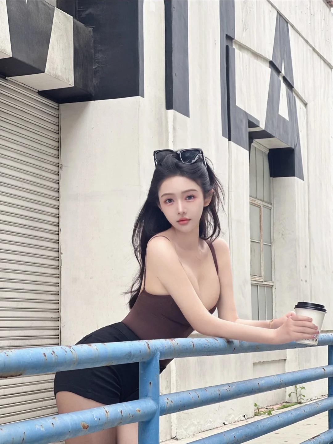 港风十足的兼职模特小妹妹，掌侧的薄肉像刚晒过太阳的棉絮，柔软却有韧性，抬手时掌侧