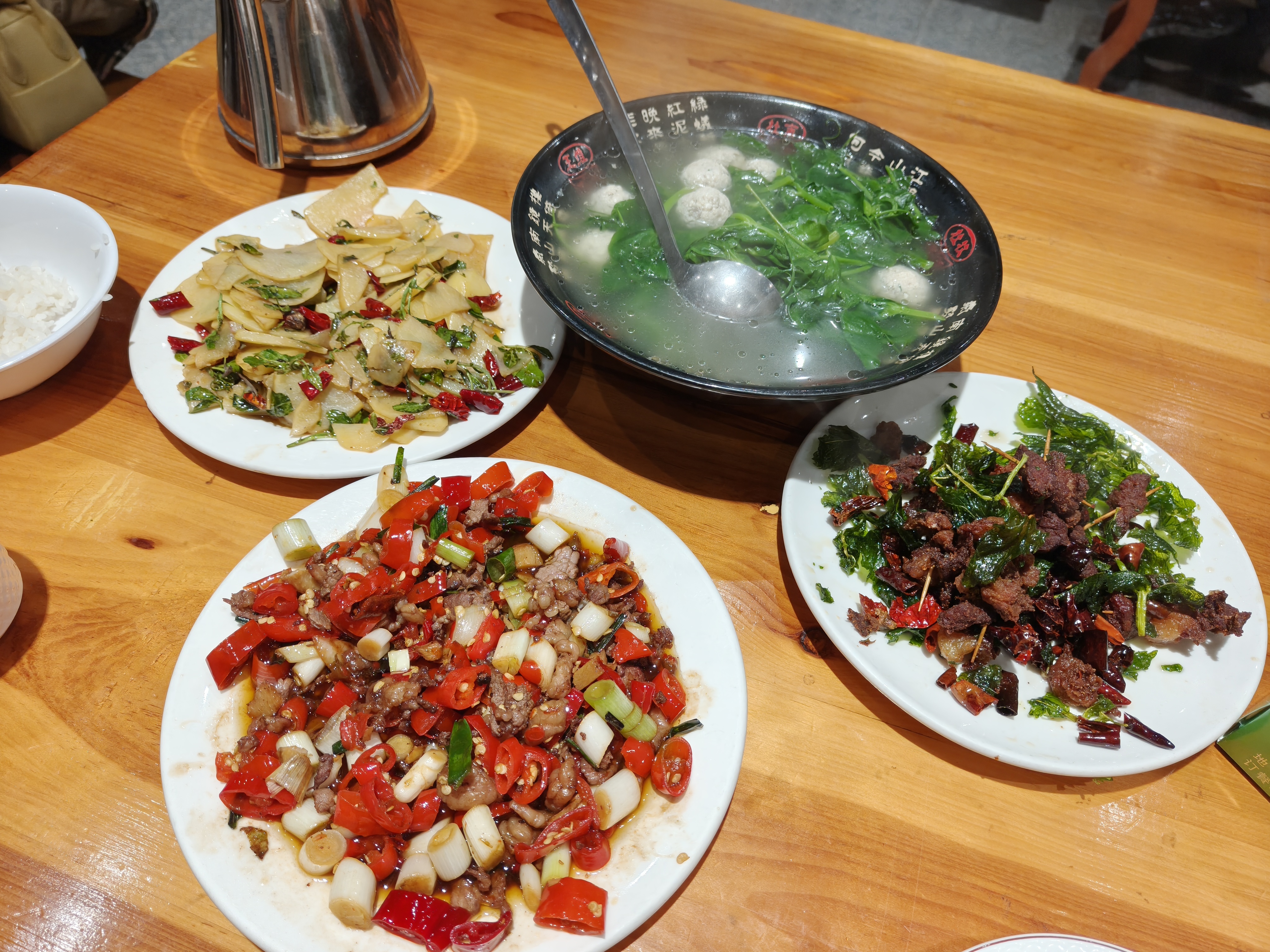 东川开庭回来，正好晚饭时间，清真一下