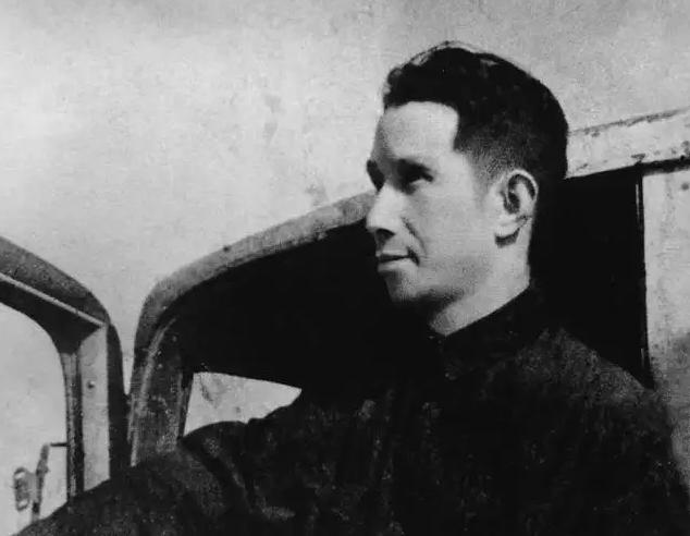 1953年春天，毛主席的专列驶进中原大地。

车窗外掠过成片的麦田，刚返青的麦苗