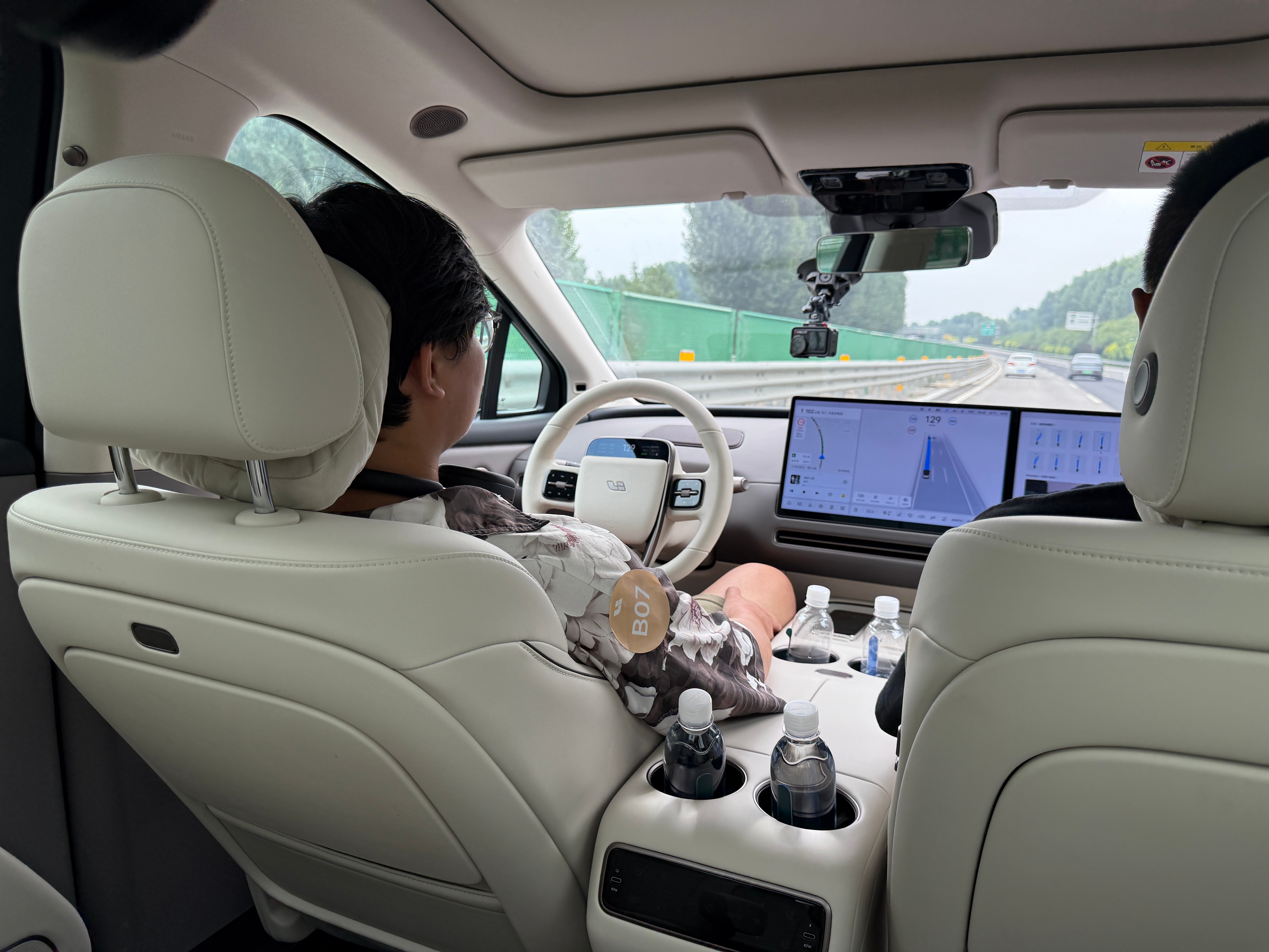 理想MEGA的乘坐体验确实一流，NVH表现好、底盘相当舒适，讲道理开完以后有想在