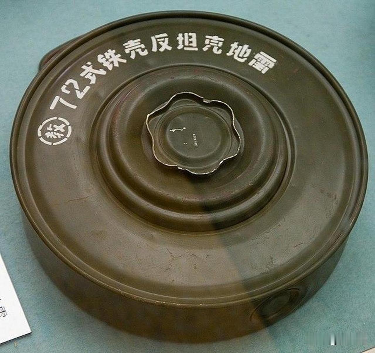 它采用钢片碟簧压发机构，触发压力可在300至800公斤区间灵活调节，普通步兵踩踏