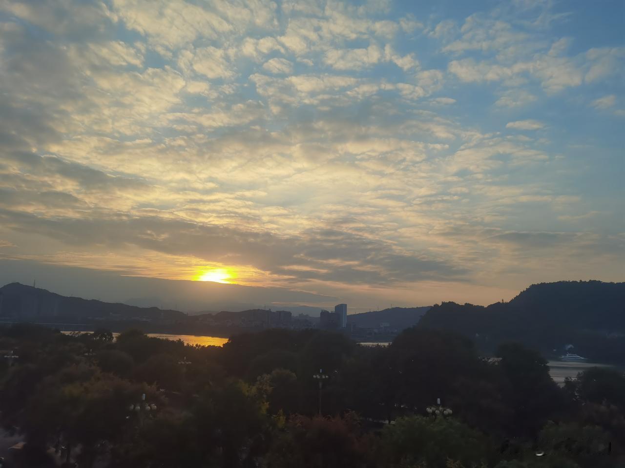 晚霞映春江