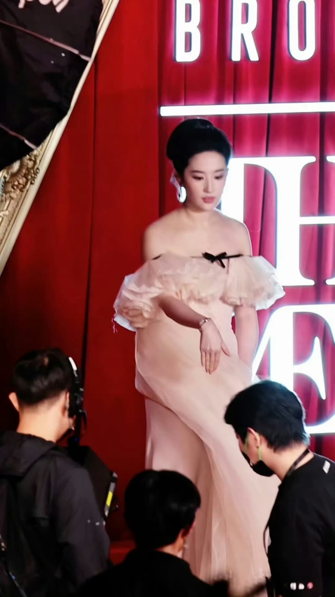 刘亦菲 水蜜桃公主，斜方肌真的很美啊 状态不错 ​​​
