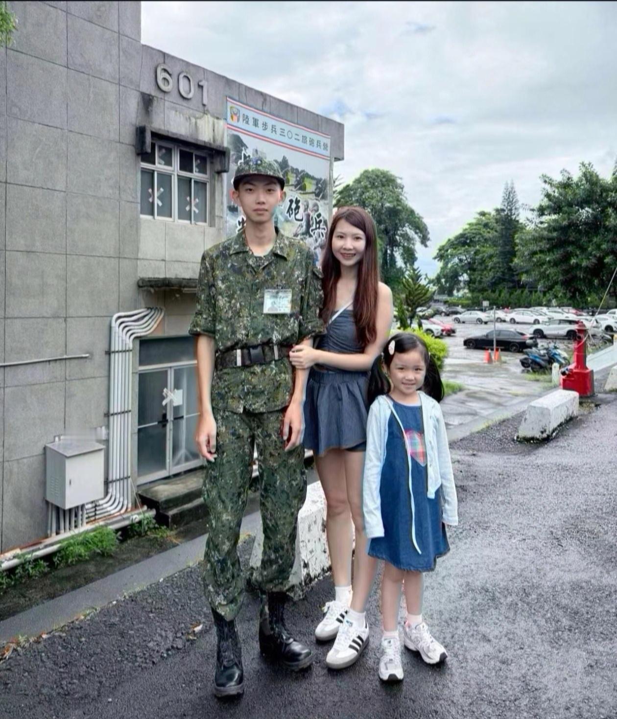 岛上果军302旅炮兵营的草莓兵，这是没吃饱吗，瘦得象竹杆子。他们自己质疑这么瘦怎