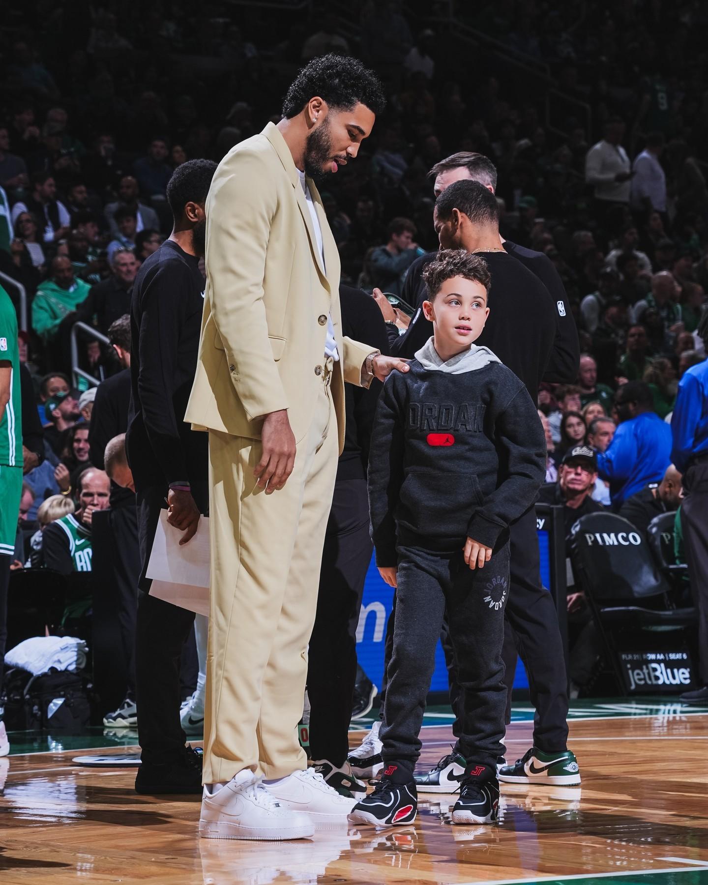 杰森塔图姆[超话]  Deuce这得有多高了[吃惊][doge] ​​​