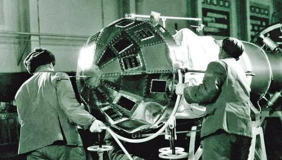 1958年，苏联制造的世界首颗人造卫星，脱轨进入大气层坠毁，老大哥预计残骸掉在我