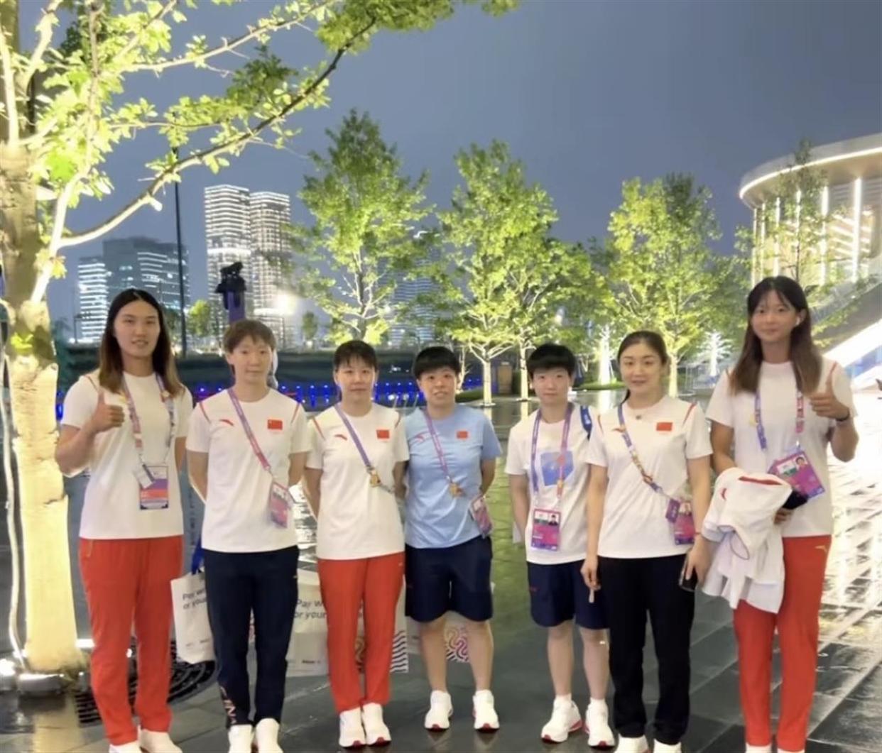 这张7人合照中，我只认出了王曼昱，孙颖莎，陈梦，王艺迪，你能认出其余三位吗？