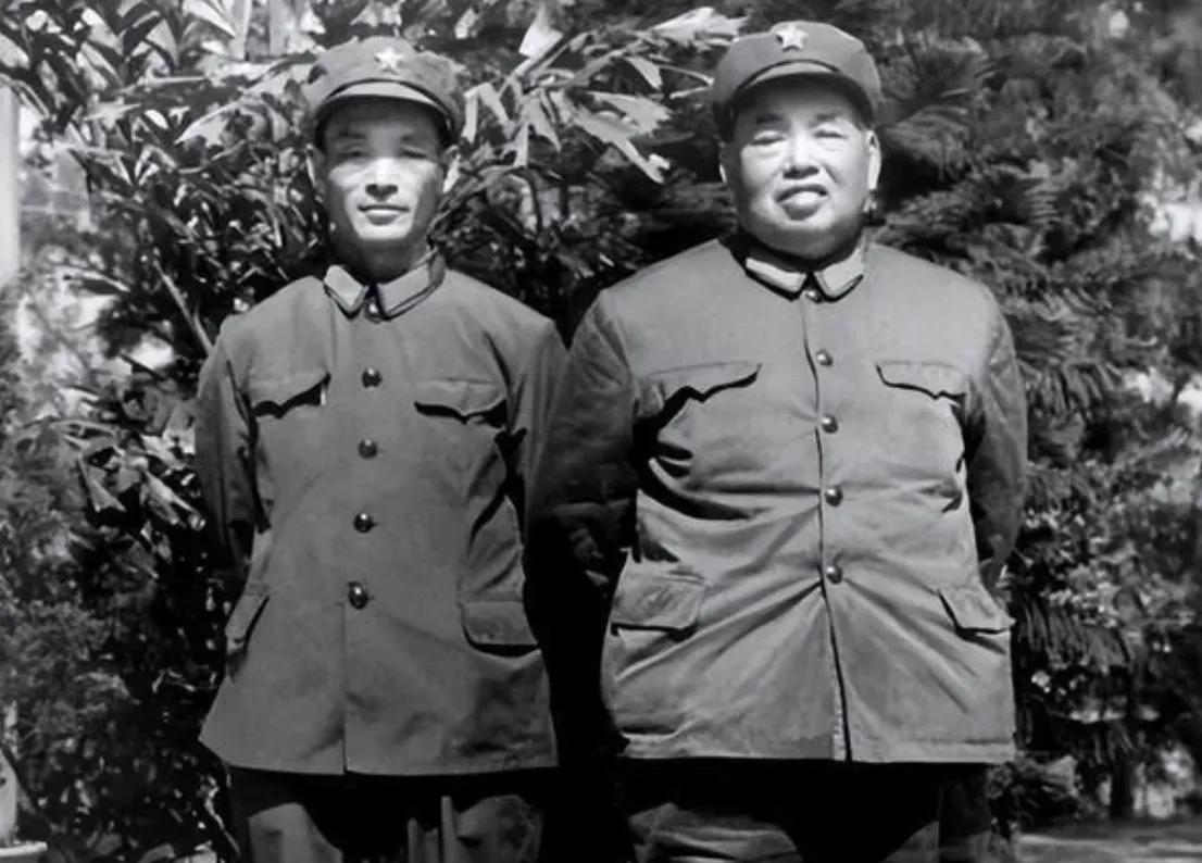 1957年，许世友的警卫连长徐永卿出差途经上海，街头漫步时与一名男子擦肩而过，徐