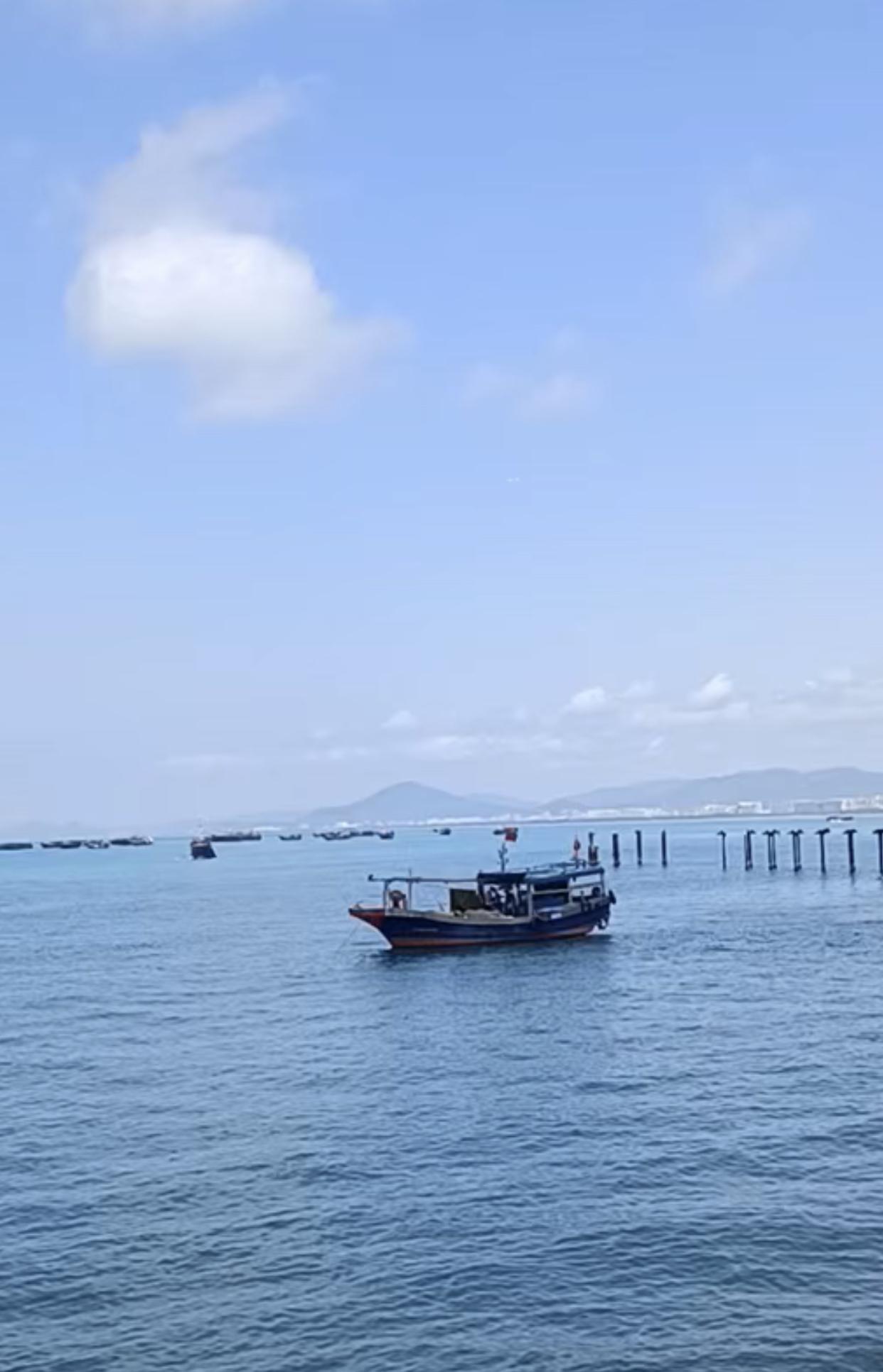 上联:轻舟逐浪千山远，邀对下联？我对的下联是，骏马疾风万岭长。