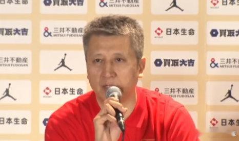 赛后，中国男篮主帅接受媒体采访点评本场比赛：“第一点上半场队员还是有点拘束和紧张