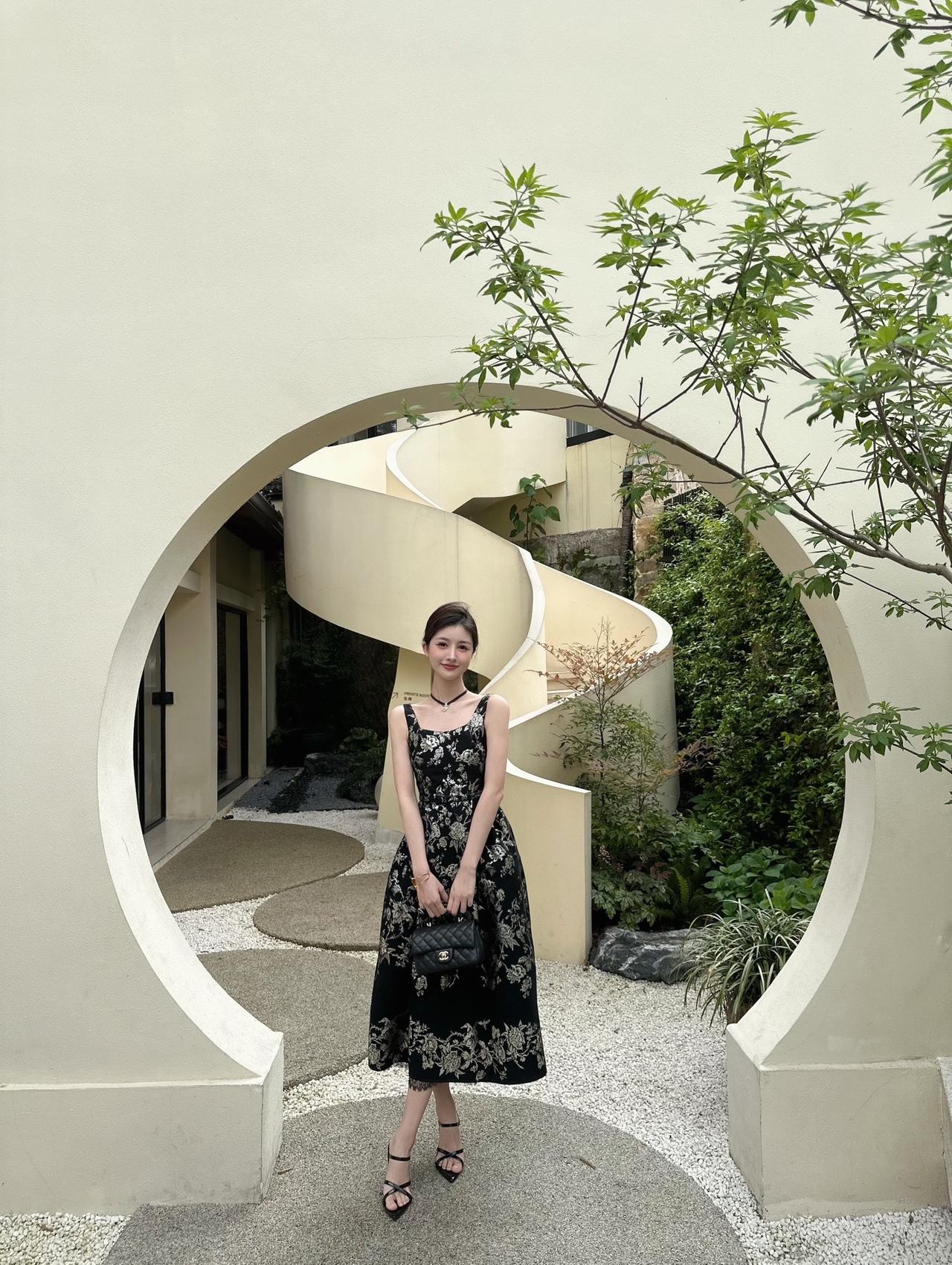 属于玫瑰的盛夏永远不会缺席。追逐光 成为光 散发光浪漫里沉沦