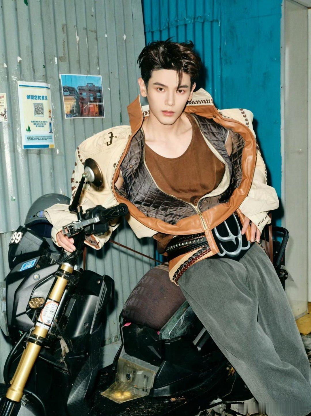 姚弛礼服是废弃皮革做的 看着这件由废弃皮革改造的礼服，能感受到背后的用心和创意。