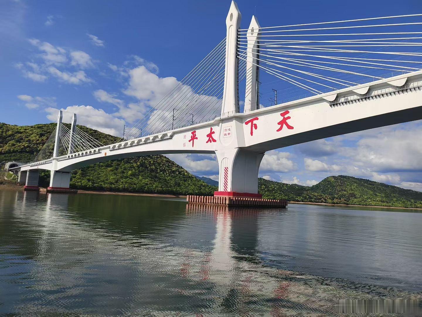 最美中国 乘船游览太平湖，蓝天白云……旅拍用眼睛寻找美丽山美水美家乡美江南天天拍