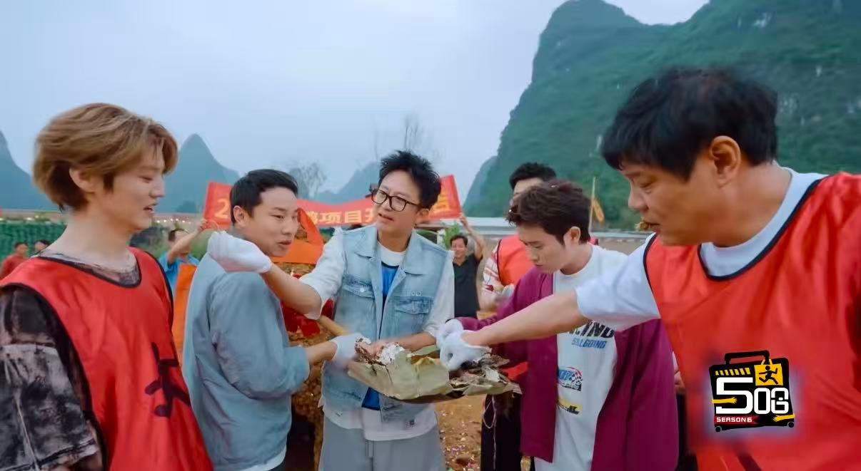 邓超给鹿晗撒饭哈哈哈哈哈窑鸡刚出炉热气腾腾，邓超直接揪下一块肉喂鹿晗，撒饭这种事