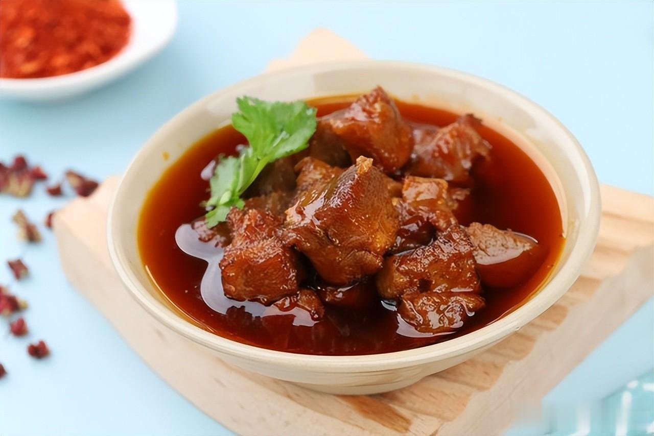 炖牛肉用料太多，难怪不好吃！只需1味料，牛肉软烂入味
炖牛肉时，先浸泡去血水，再