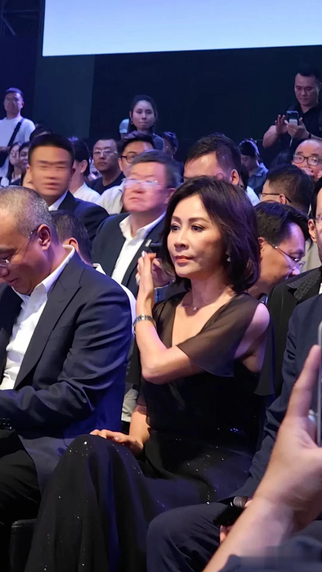 昨天长安汽车阿维塔的新车上市发布会，不仅梁朝伟来了，刘嘉玲也来了。作为娱乐圈举足