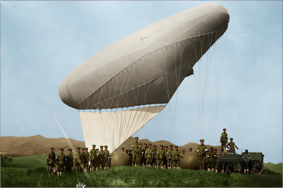 1908年，太湖秋操中的轻气球释放现场，一群南方新军士兵围拢着巨大的军用轻气球，