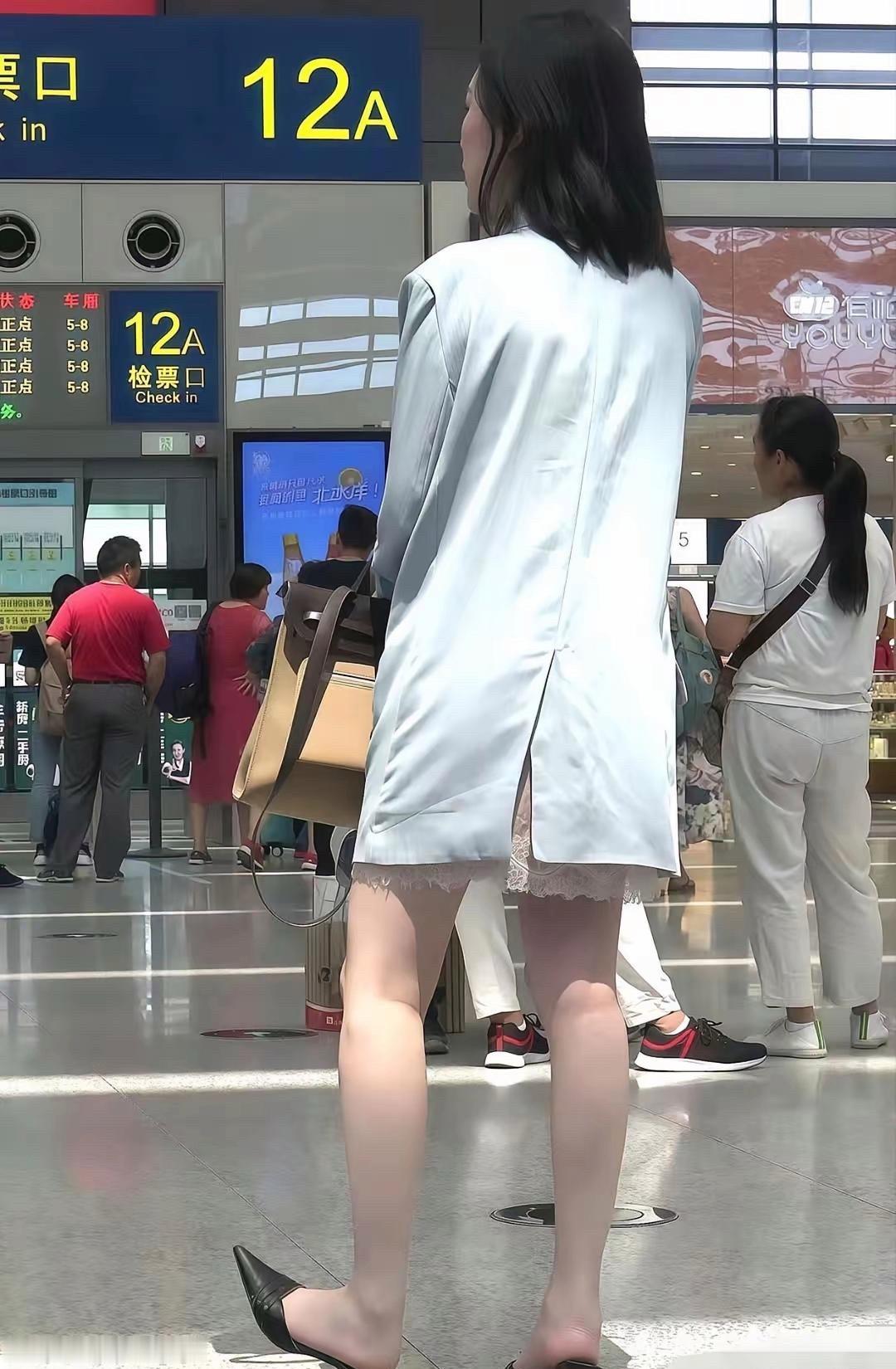 我觉得这种鞋子真的一点儿也不舒服！很好奇为什么那么多人穿，你觉得好看吗 