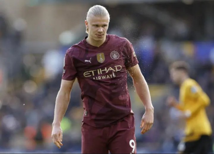 在英超第8轮比赛中，哈兰德踢满全场未能破门，最终曼城客场2-1击败狼队。据媒体统