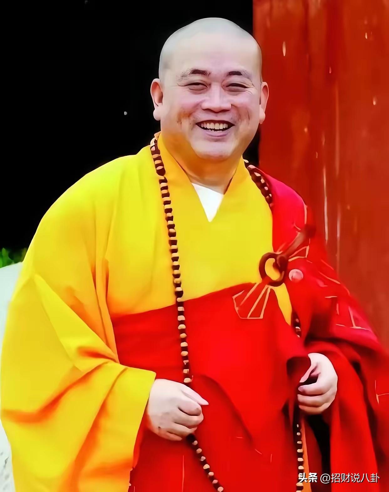 原来释永信不是个例，六十多岁的泰国高僧阿赞初也落下神坛，和45岁女助理发生了不正