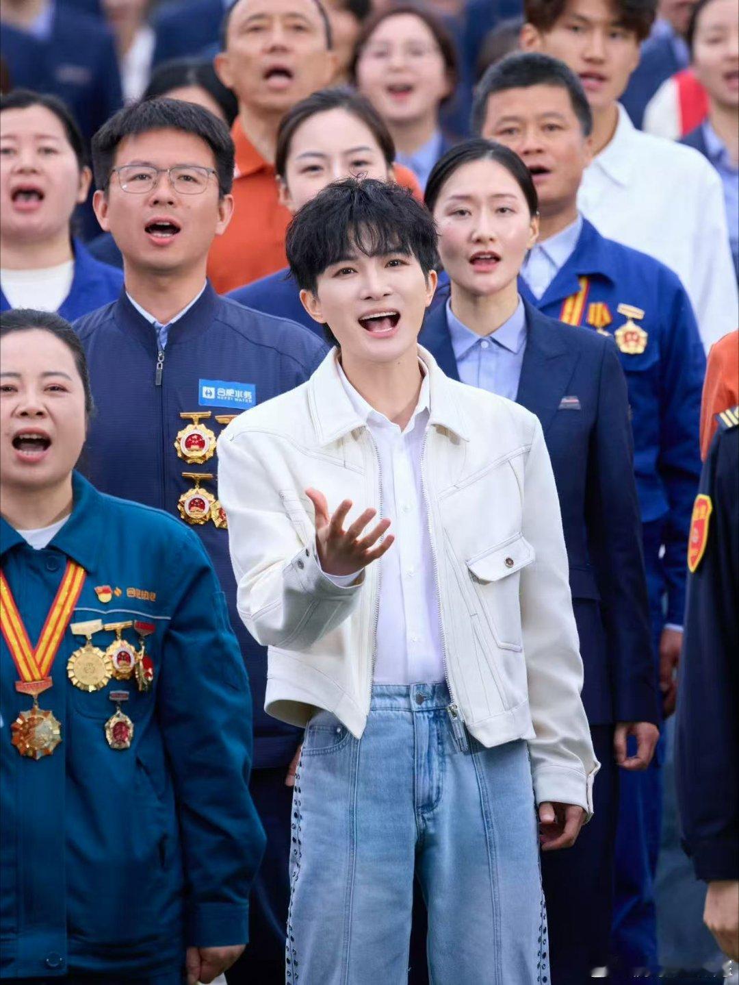 周深五一千人大合唱周深五一晚会今天的我们被周深五一舞台狠狠治愈，《今天的我们》旋