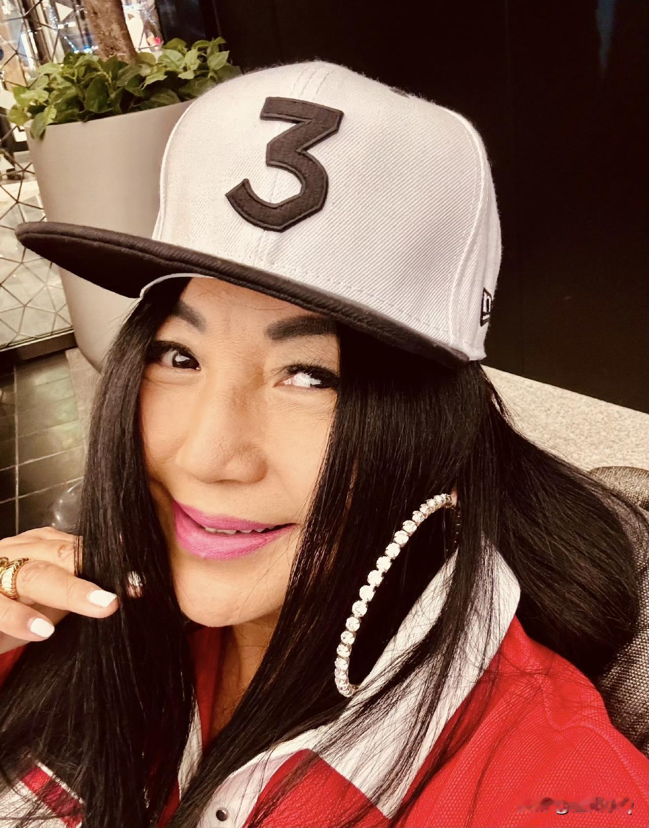 杨二车娜姆的妆容是认真的么，眉毛和纯色太让人出戏了，穿搭给人一种很土的土豪味。