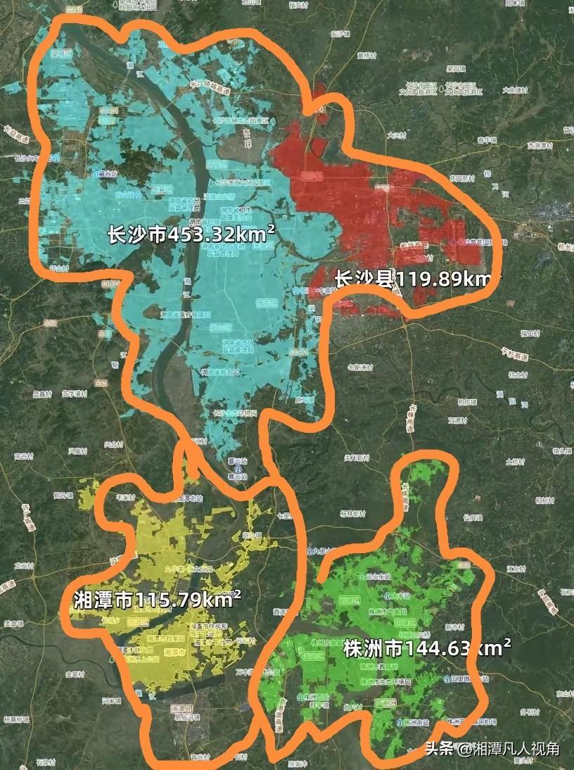 大可不必执着于绿心的阻隔。
因为从长株潭的地形图来看，绿心是搬不动的。即便用作开