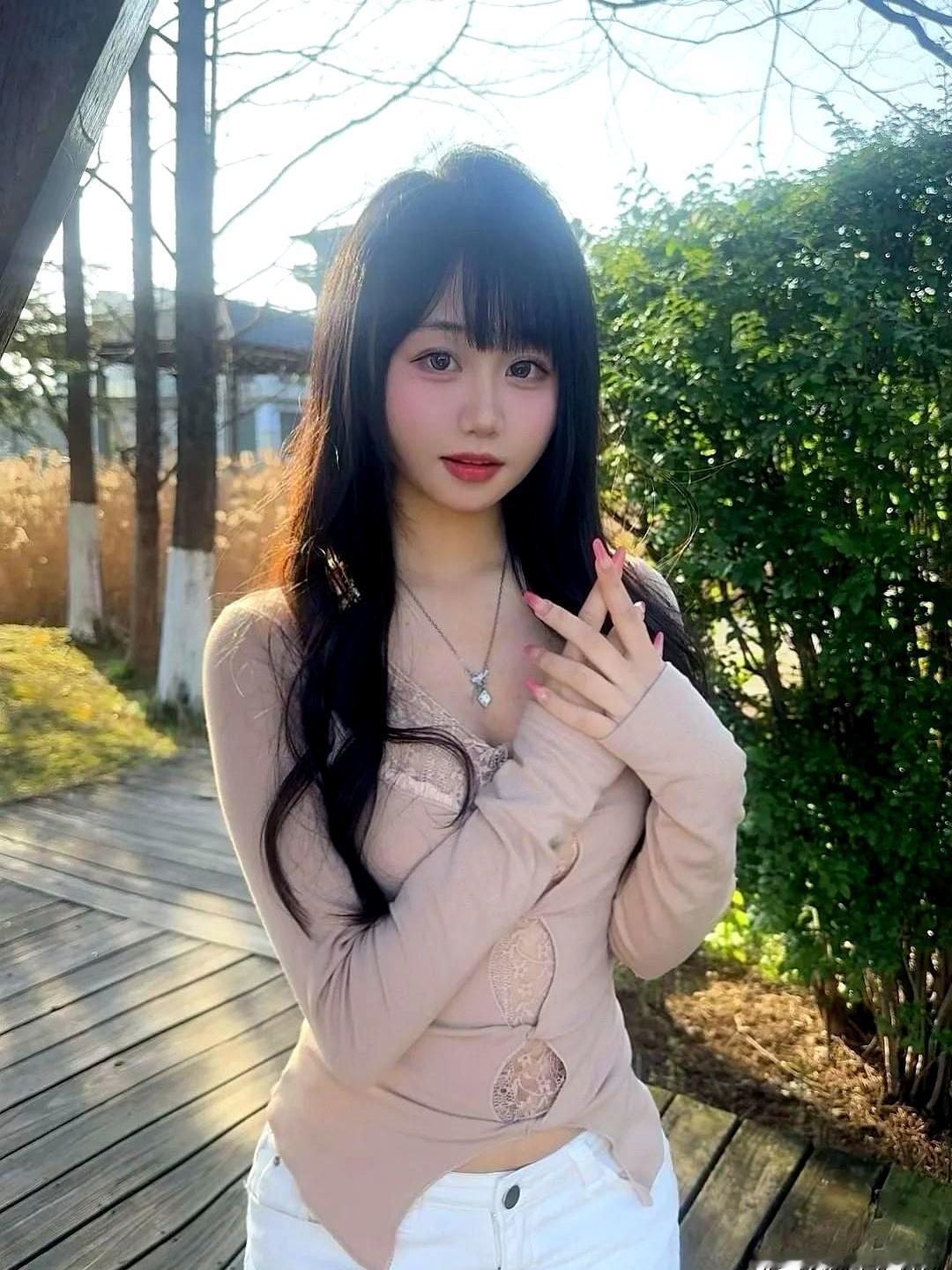 开学抢不到票这事儿，估计不少人都经历过，但这位美女大学生的解决方式，真是让人大开