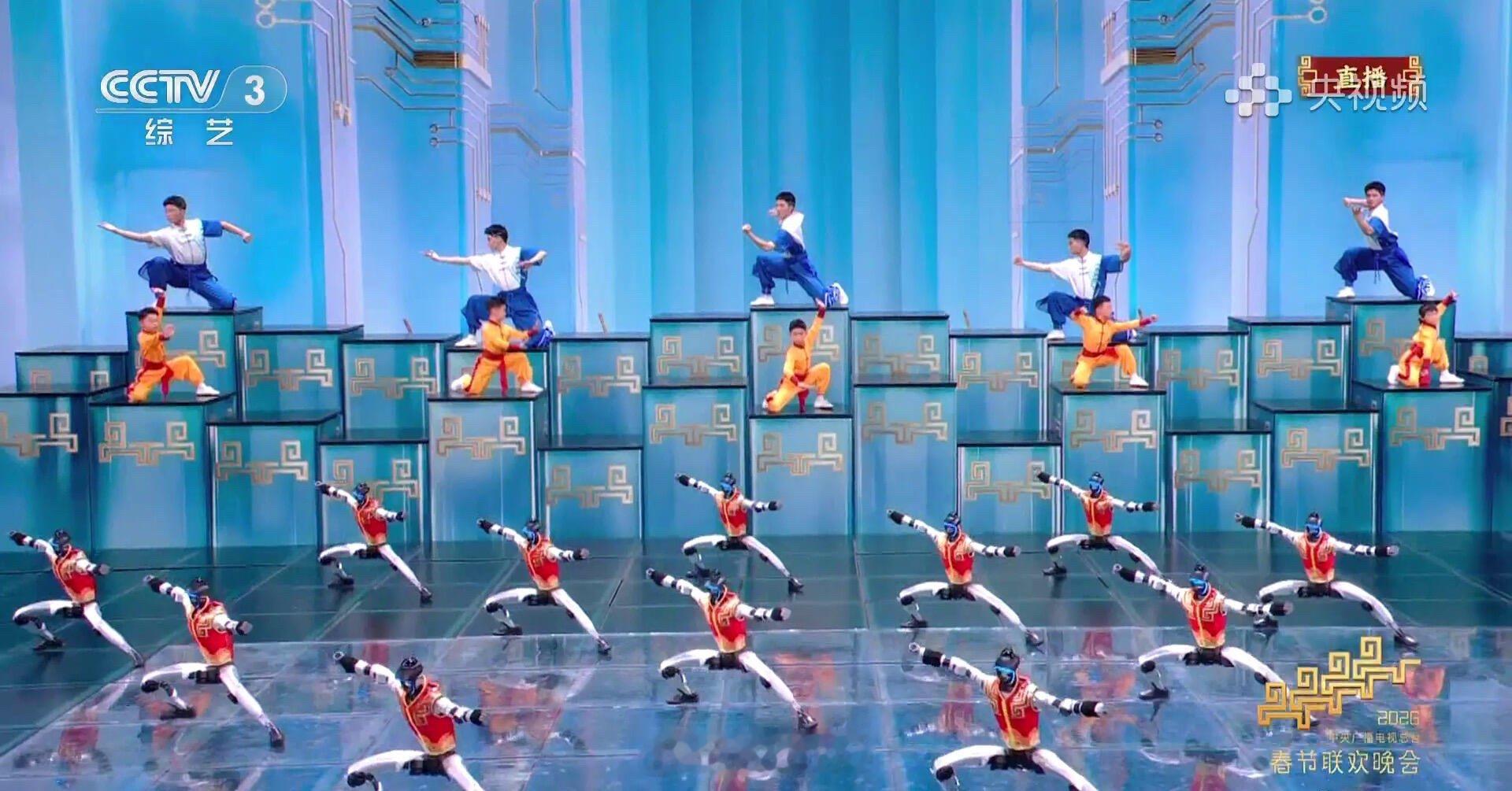 春晚春晚宇树机器人夯爆了，动作比去年流畅好多，发展速度真快啊，这才一年时间过去，