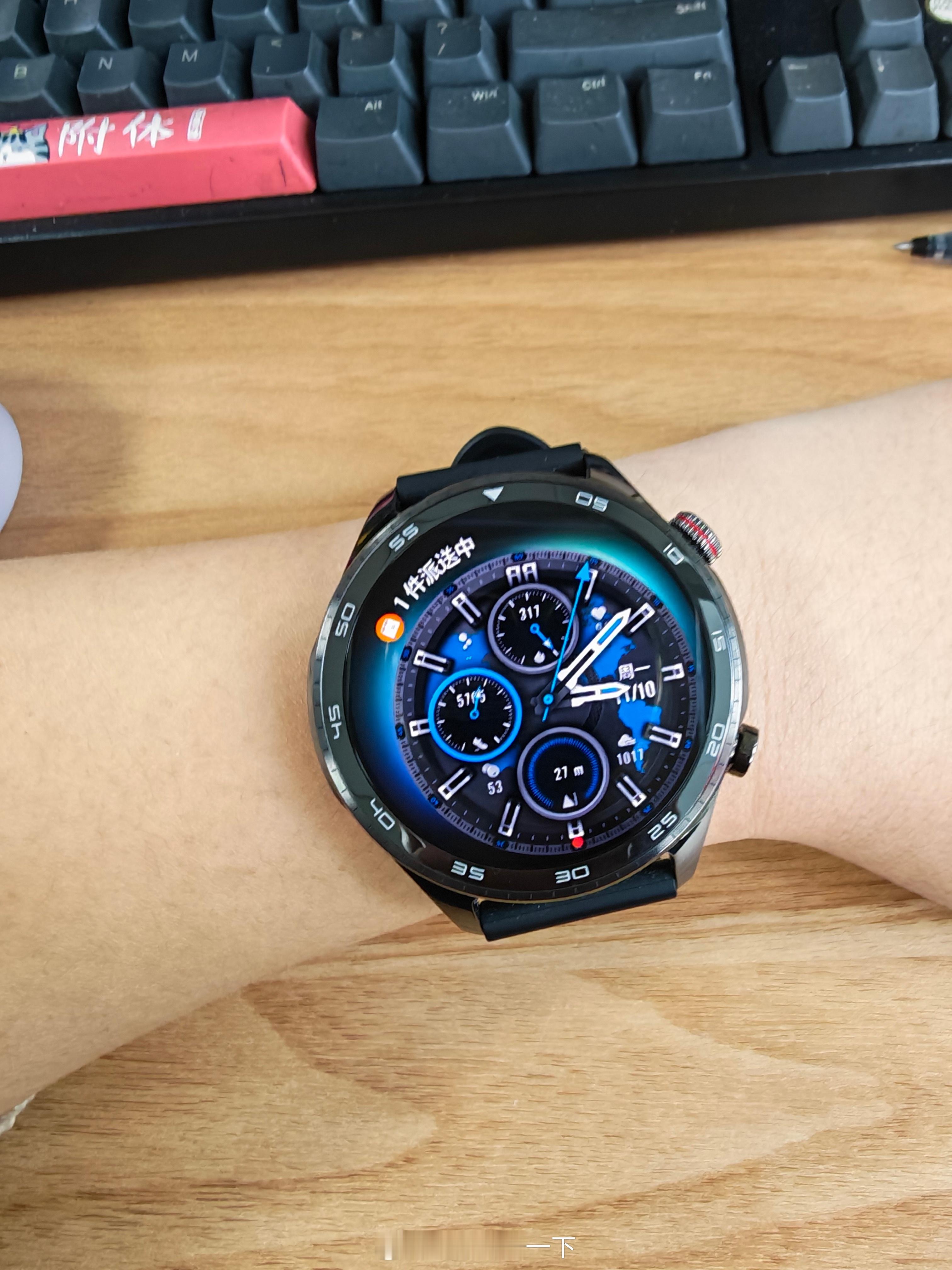 荣耀手表5 Pro的侧边通知还是挺有用的，快递短信外卖机票火车票都能在这里实现，