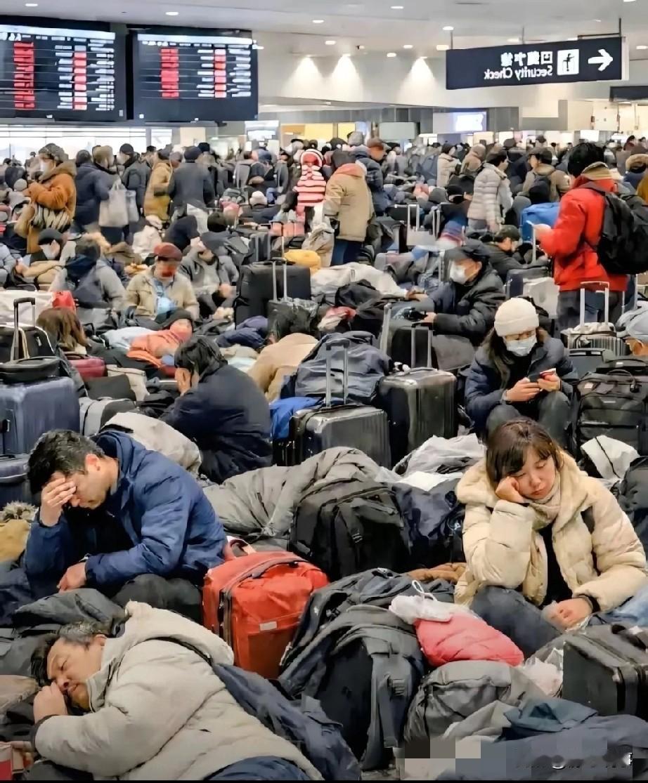 北海道突发暴雪，大批游客滞留当地，网上不少人对此表示认同，这一观点有其合理性。北