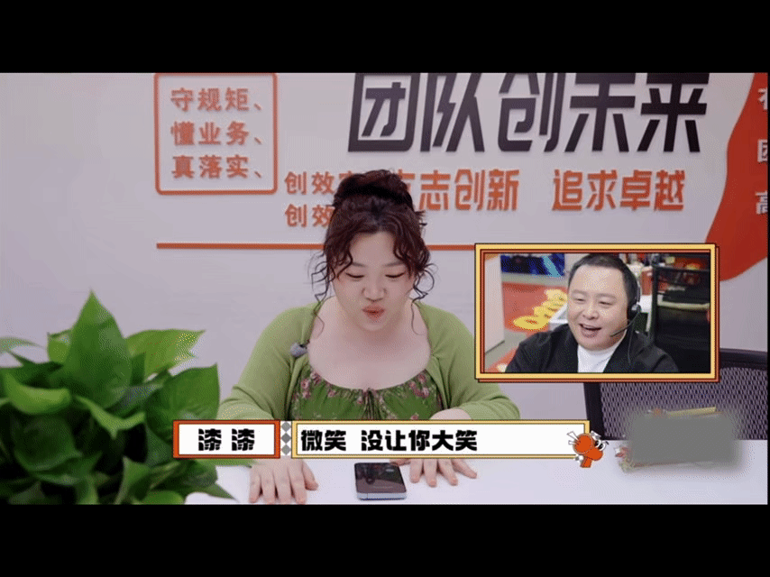 阎鹤祥让你当客服不是演反派 阎鹤祥把客服工作干出了反派片场的感觉，微笑的模样一本