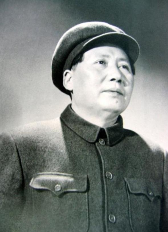 1981年，有人想动手否定毛主席，胡乔木提出不再称“毛主席”，改叫“毛泽东”，但