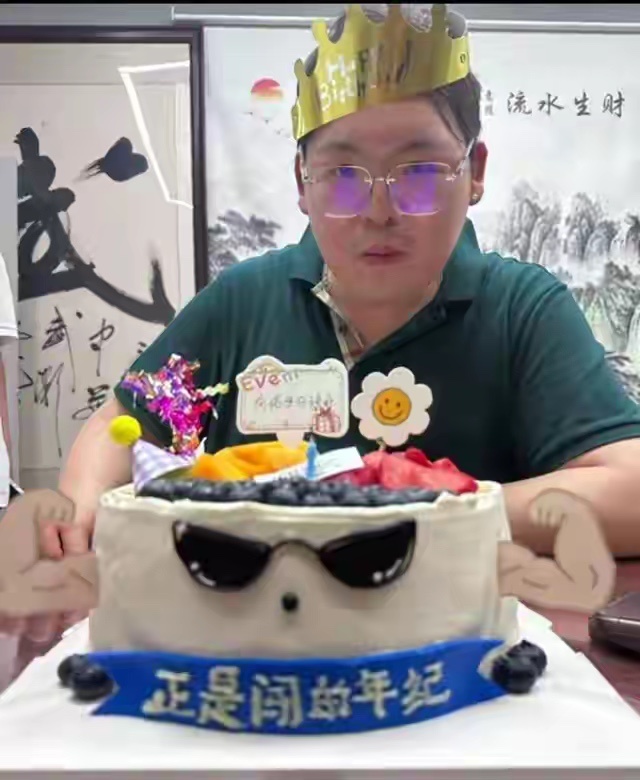 向佑在办公室庆祝自己39岁生日，无家人陪伴，可见与家人的隔阂 