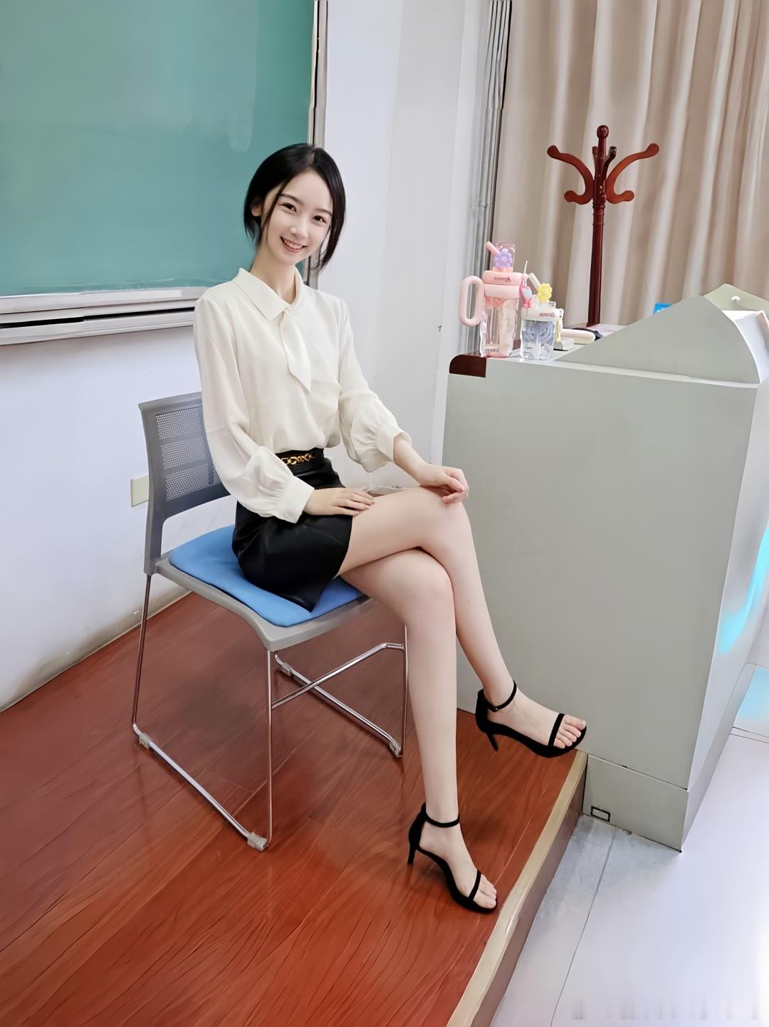 学姐像不像老师[哈哈] ​​​