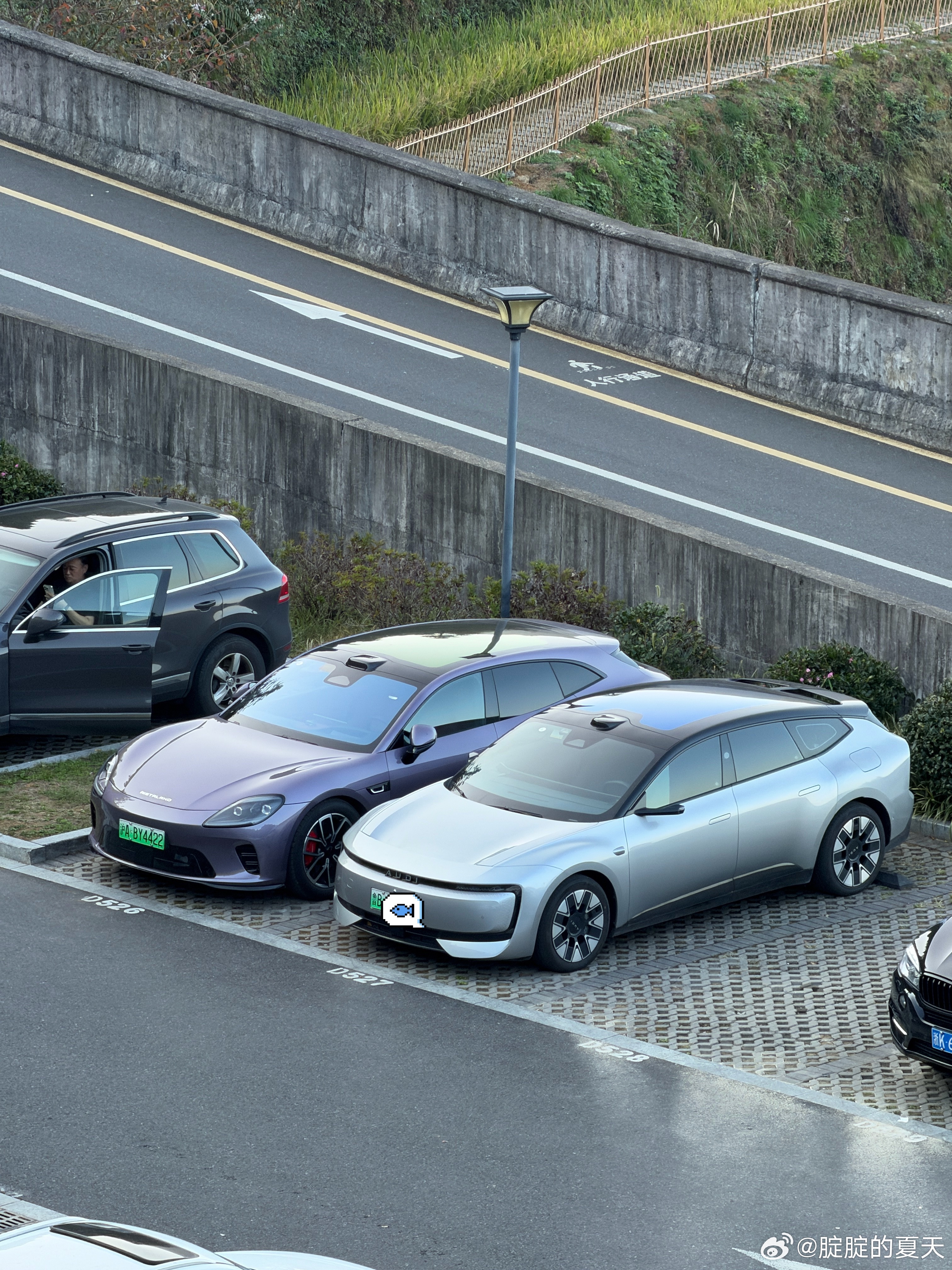 昨天停车旁边是AUDI E 5，从高处往低处看，比例真得不错。启境GT7比E5大