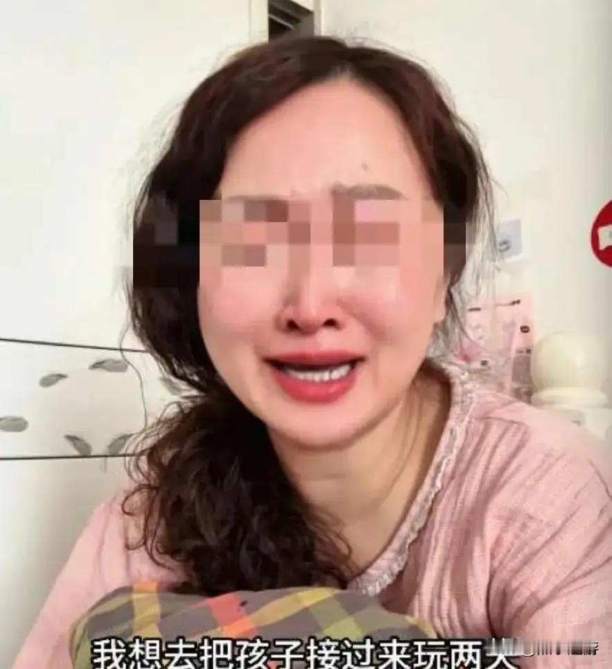重庆一位二婚妈妈，过年最大的心愿想接大儿子来，说着说着就哭了。
这就是现代家庭的