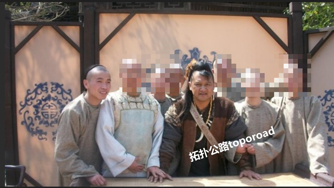 演员寇占文被法院悬赏，想着十多年前还和他合过影，那时候读大学，他来参加拍摄菊花醉