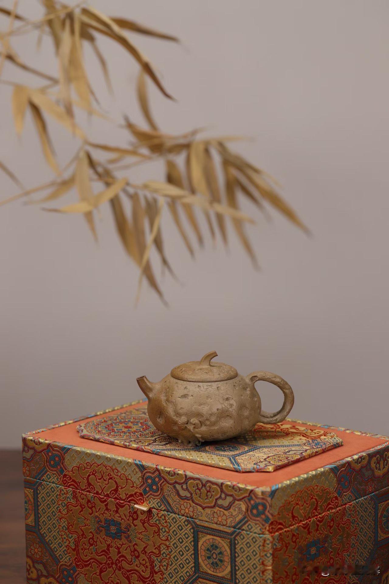 紫砂壶盖子变松了？别急着扔！老师傅：这可能是“好事”
最近有位老壶友火急火燎地问