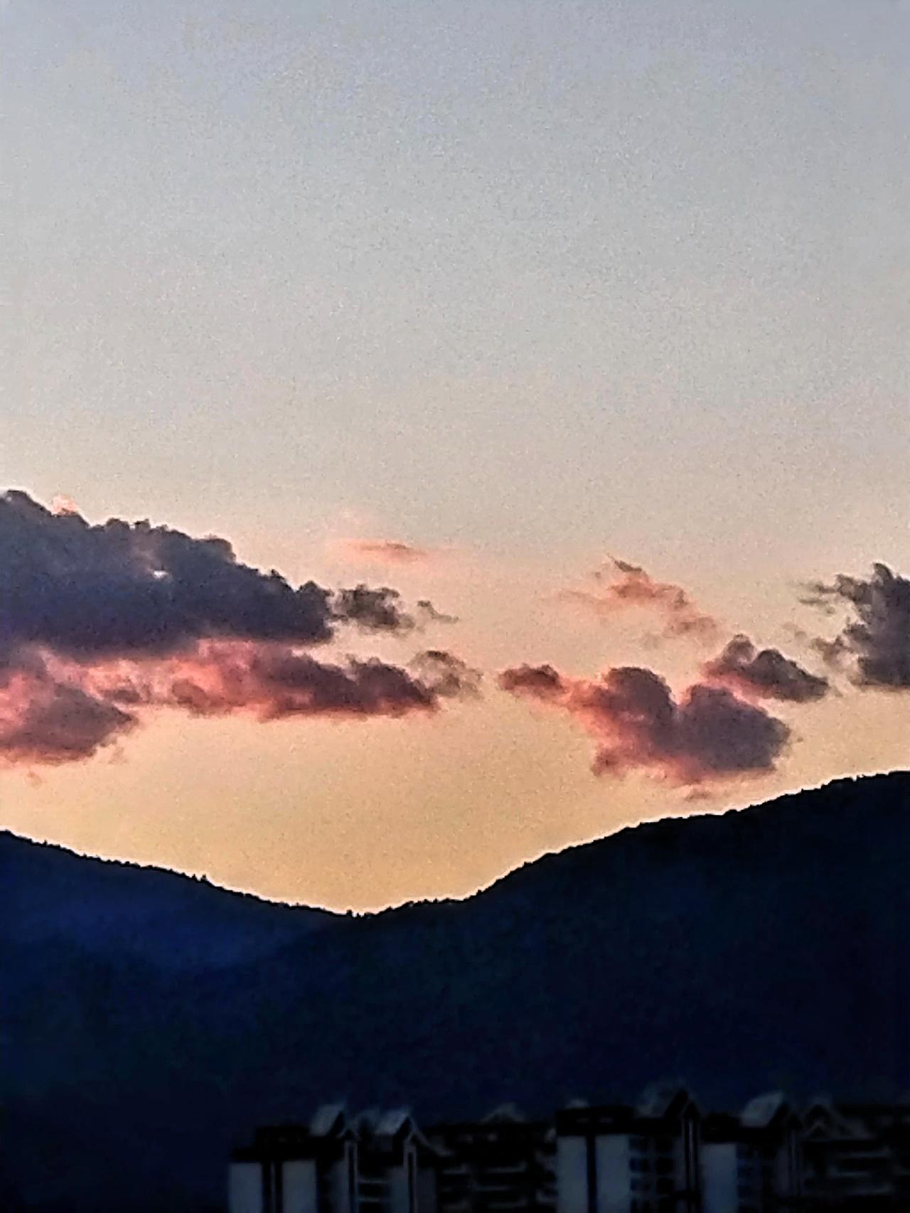 我超爱夕阳，手机里存了好多夕阳照。有次在海边，那夕阳简直绝了。橙红色的光洒在海面