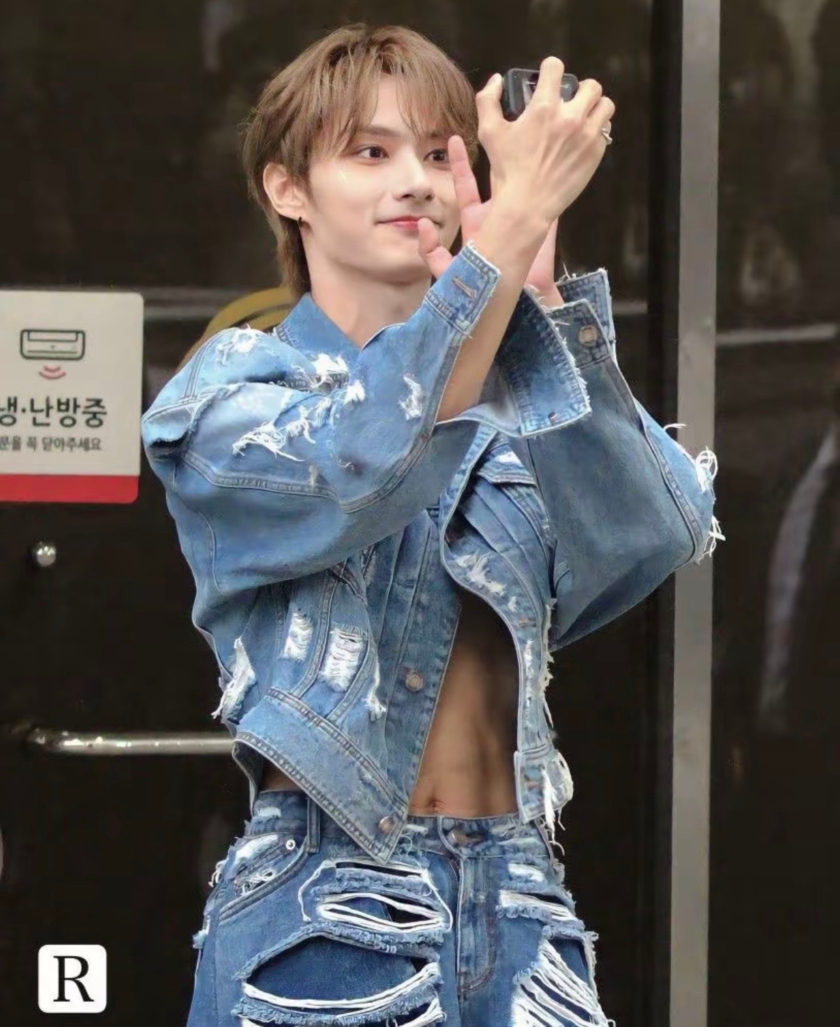 JUN文俊辉[超话]  萌脸涩身cr.水印 ​​​